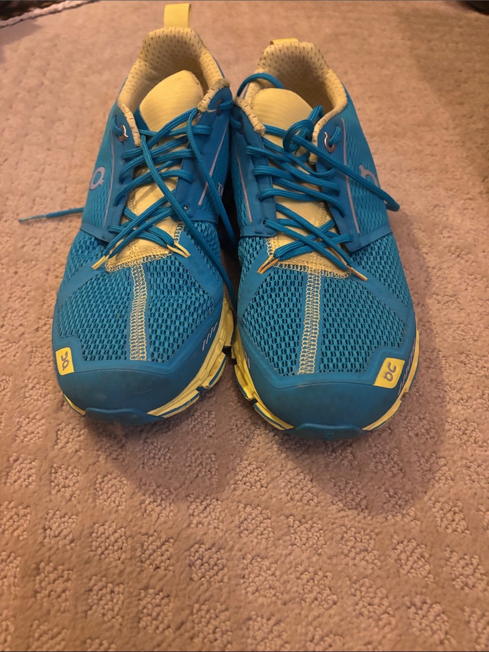 On running OnCloud running shoes. Turquoise blue and yellow. - Picture 3 of 4